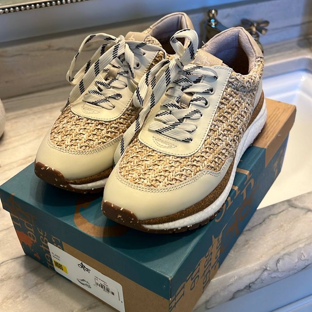 OTBT tennis shoe. Size 8.5